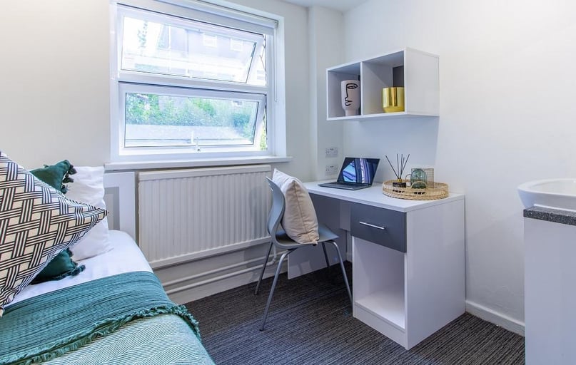 Bassett Green Road, Highfield, Southampton - Image 1